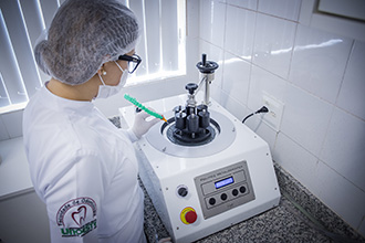 Laboratório de Pesquisas Odontológicas: visa estudar as propriedades dos biomateriais odontológicos. O espaço possui excelente infraestrutura, dando suporte a diversas investigações científicas