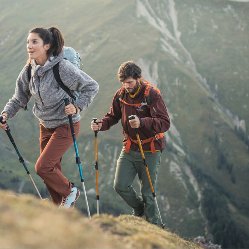 Mann und Frau, die gerade einen Berg hinaufwandern - Tiroler Zugspitz Arena