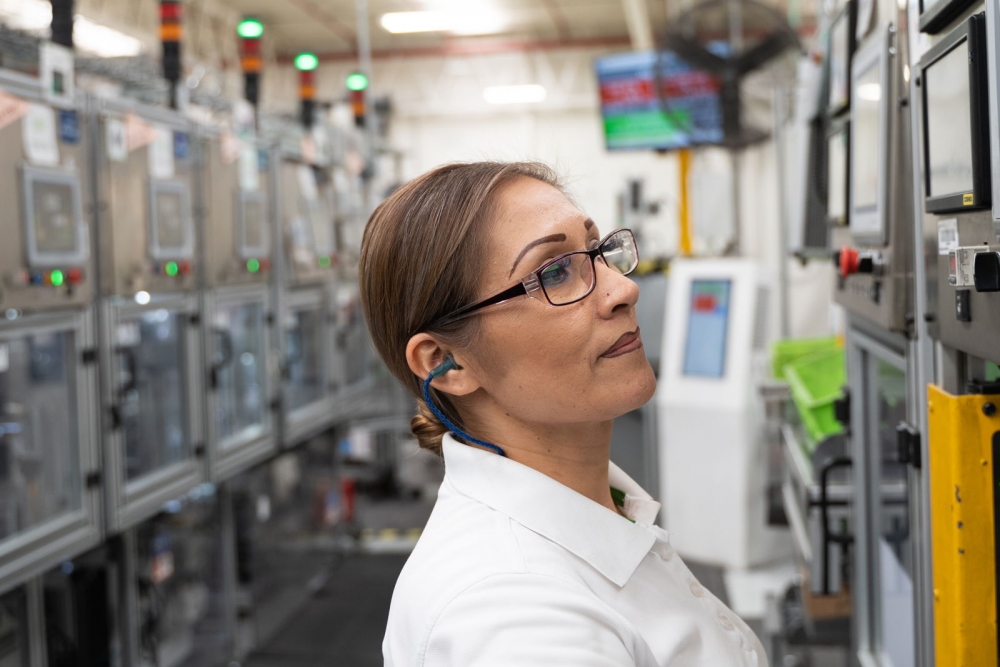 a Valeo employee in Mexico San Luis Potosi