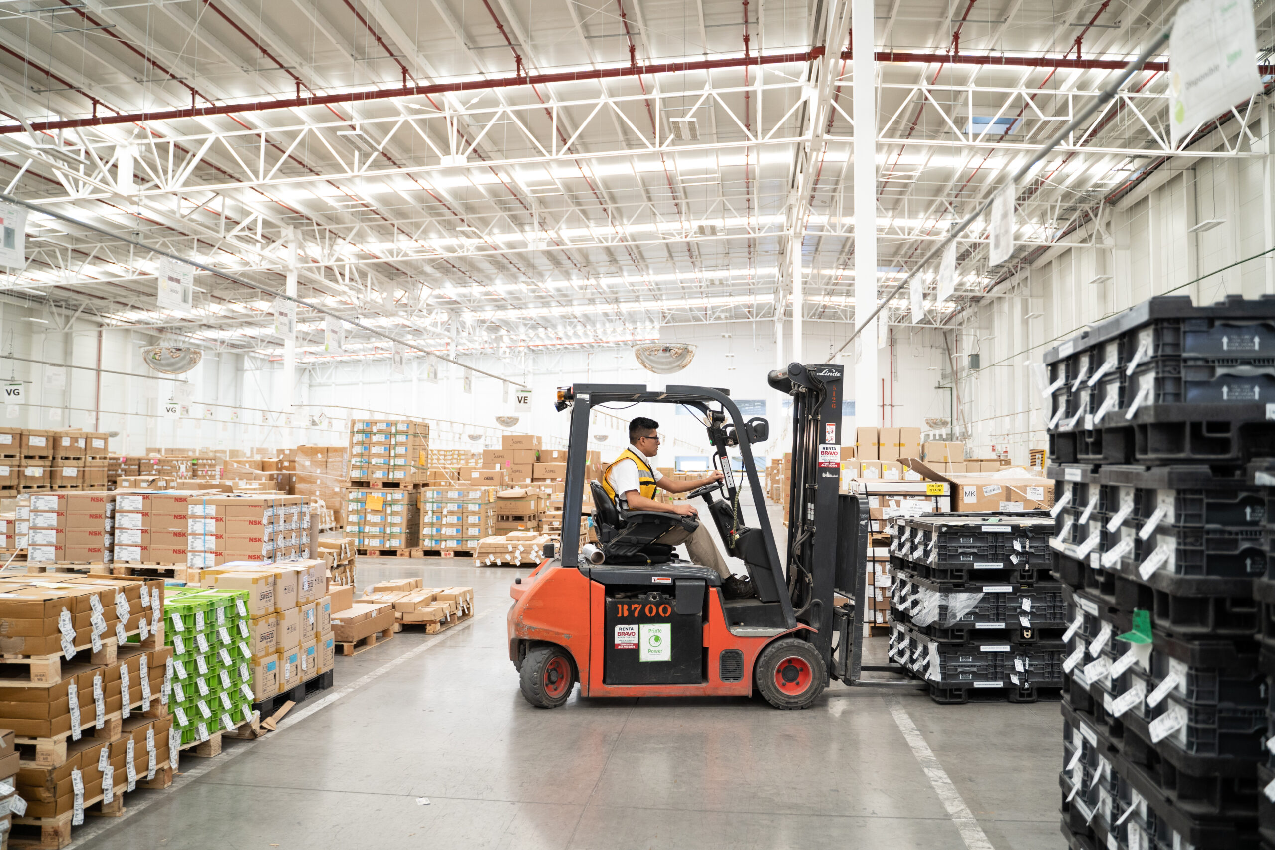 Valeo worker in Valeo Mexico plant