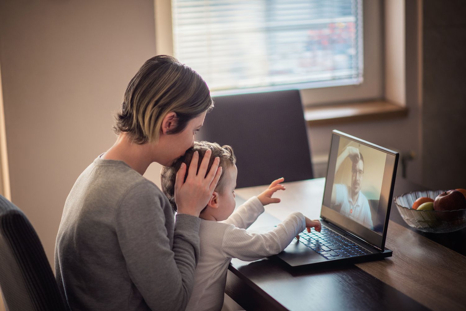 Woman with baby chatting with divorced dad online.