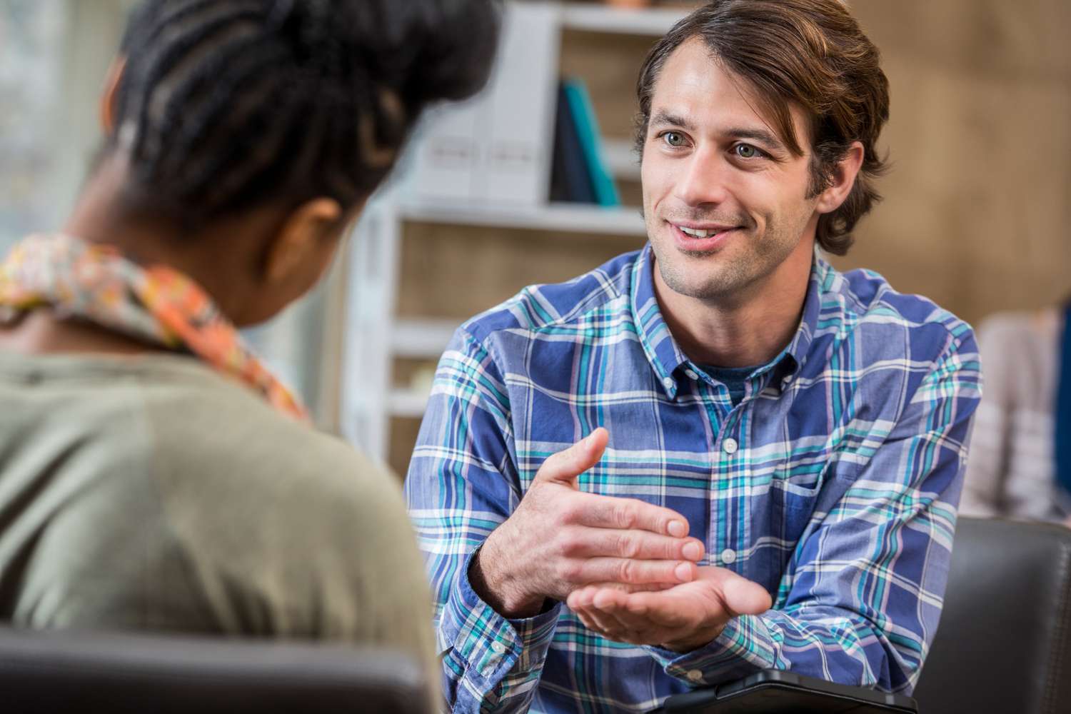 Man discusses something with therapist