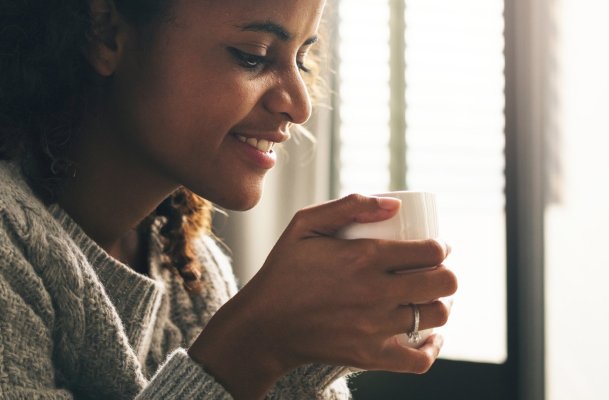 Does Spearmint Tea Help With Acne? Redditors *and* Derms Say Yes—Here's How It Helps