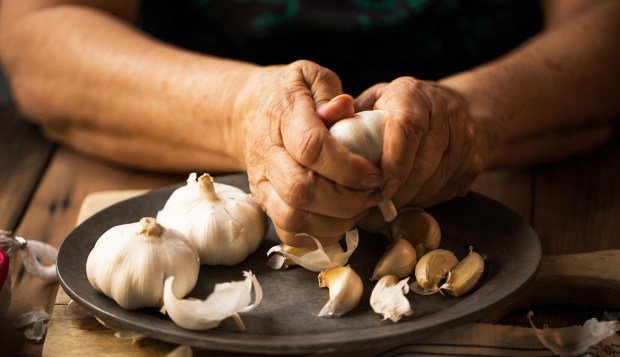 I'm Shocked By How Well This $10 Garlic Odor-Absorbing 'Soap Bar' Works