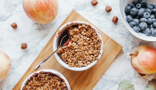 This Easy Anti-Inflammatory Breakfast Blueberry Crumble Recipe Was Designed by a Dietitian and Chef