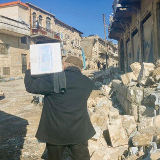 A man carries home WFP food in Idlib, northwest Syria, where the earthquakes complicate an acute humanitarian crisis. Photo: WFP/Photolibrary