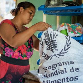 Marlene Rosales unpacks food from a bag provided by the World Food Programme (WFP) to families affected by food insecurity. Photo: © WFP/Hetze Tosta