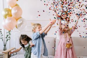 children playing birthday party game