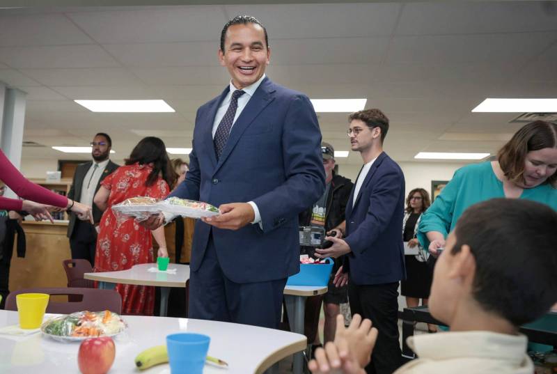 Ruth Bonneville/Winnipeg Free Press
                                Manitoba Premier Wab Kinew and Education Minister Nello Altomare hand out a free lunch to students Thursday. The province launches the school nutrition program and serves lunch to students at Donwood School Thursday.