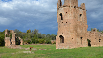 Circus of Maxentius, Towers and Starting Gates