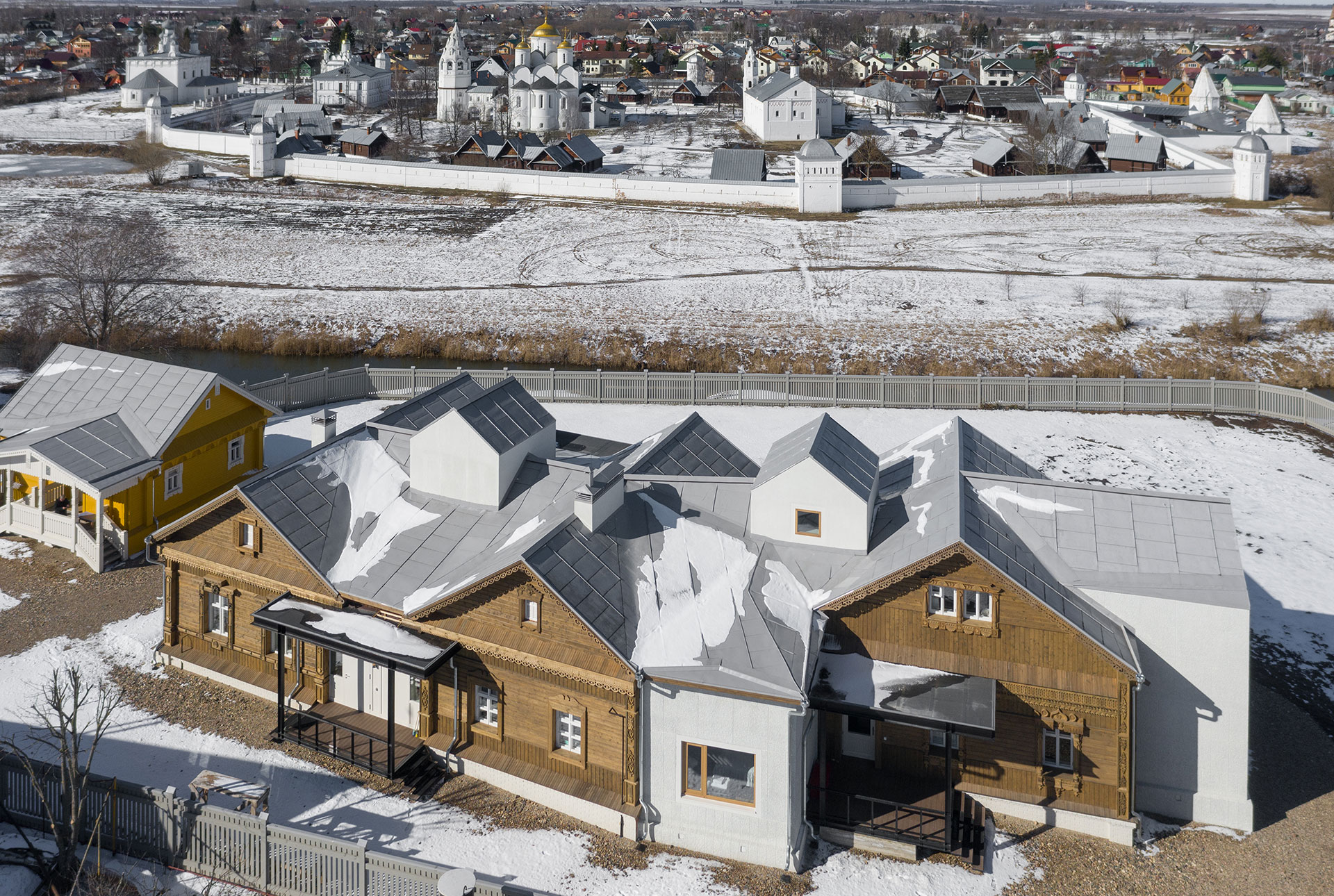 Suzdal Dacha by FORM Bureau.
Photo by Yuri Palmin.