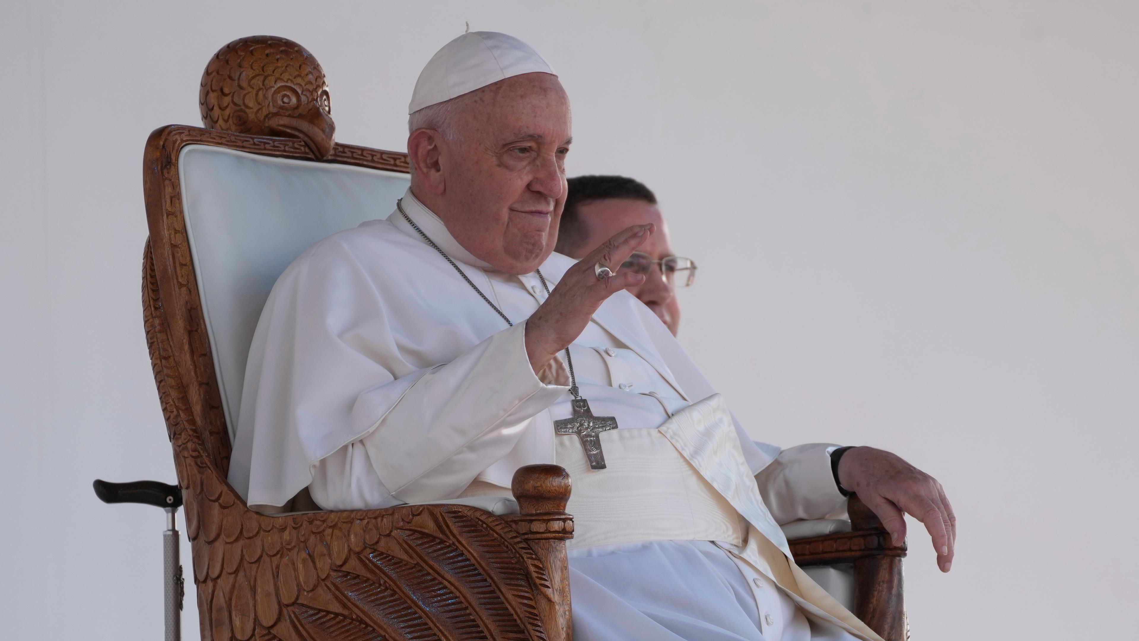  Papst Franziskus winkt von seinem Stuhl bei einem Treffen mit jungen Menschen im Sir John Guise Stadion in Port Moresby.