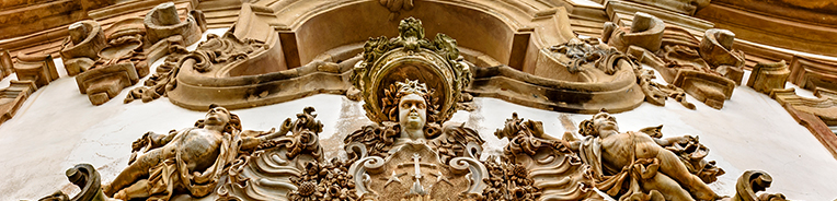 fachada cheia de adornos de igreja em Ouro Preto