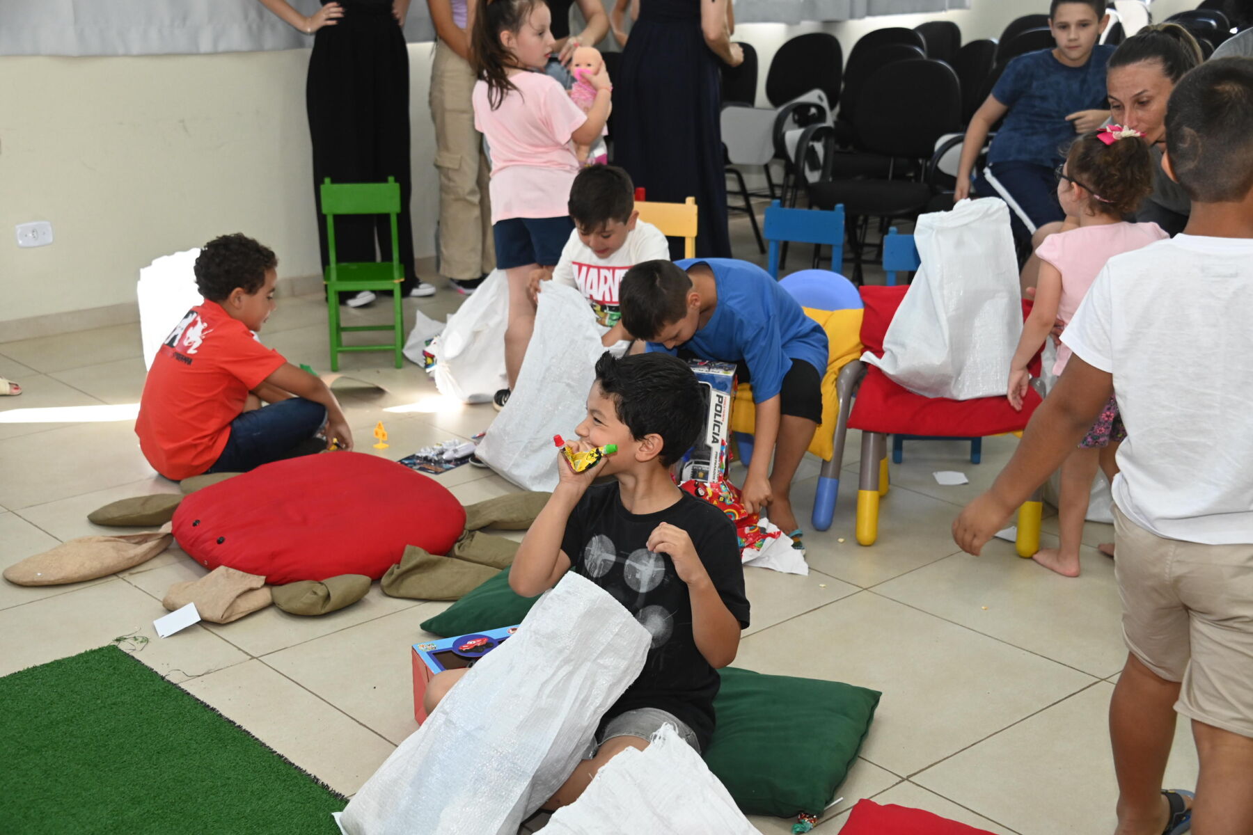 Campanha de Natal promove tarde de alegria e integração para crianças no Câmpus Santa Cruz