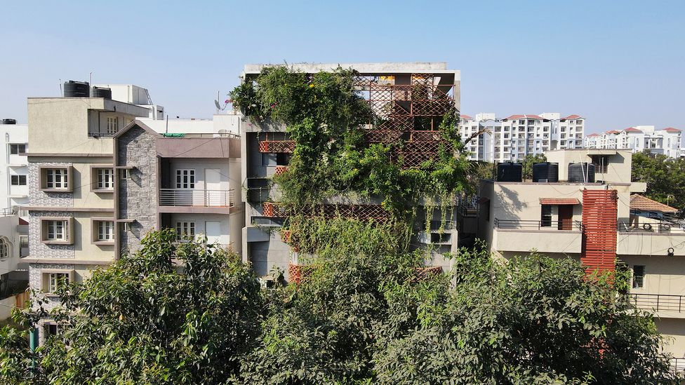 Recycled terracotta from old roof tiles have been repurposed to make terracotta screens for buildings (Credit: A Threshold/ Avinash Ankalge, Harshith Nayak)