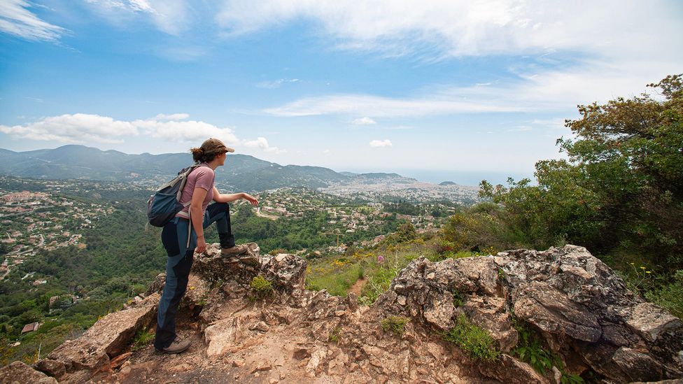 Hiker looking back over Nice from Pagarine Route (Credit: Metropole NCA)