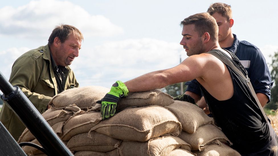 Firefighters and volunteers in Lower Austria pile up sandbags in defence against Storm Boris (Credit: Getty Images)